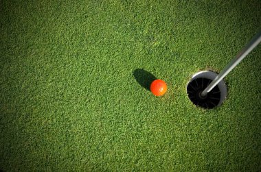 Yeşil Yatay Delik 'in yanındaki Turuncu Golf Topunun Üst Manzarası