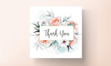 Güzel bir çiçek aranjmanıyla zarif bir düğün davetiyesi.