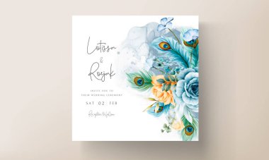 Çiçekli ve tavus kuşu tüylü düğün davetiyesi.