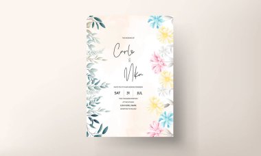 Güzel çiçek ve düğün davetiyesi bırakıyor.