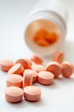 Kavanoza saçılmış turuncu haplar