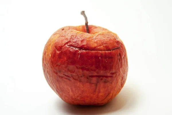 Stare Jabłko Białym Tle — Zdjęcie stockowe