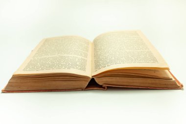 beyaz arkaplan üzerine açılmış eski bir kitap