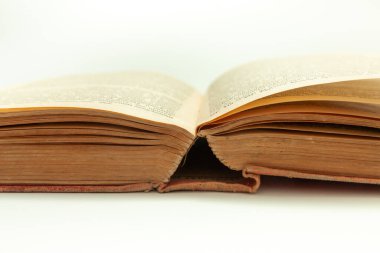 beyaz arkaplan üzerine açılmış eski bir kitap
