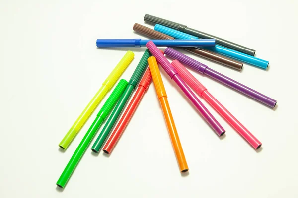 Beyaz Arkaplanda Çok Renkli Keçeli Kalemler — Stok fotoğraf