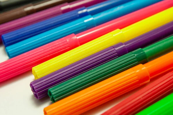 白い背景に多色のフェルトチップペン — ストック写真