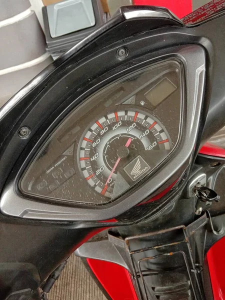 Temiz camlı motosiklet hız göstergesi
