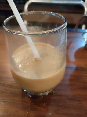 Bir fincan kahve iç.