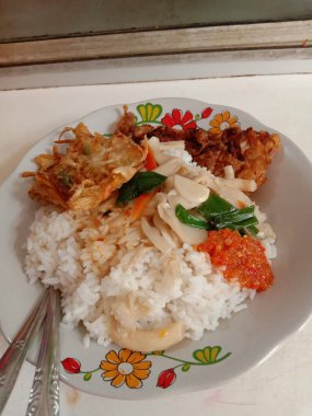 Kızarmış pilav, tavuk ve yumurta.