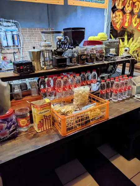 Bir dükkanda bir sürü farklı çeşit yiyecek vardır.