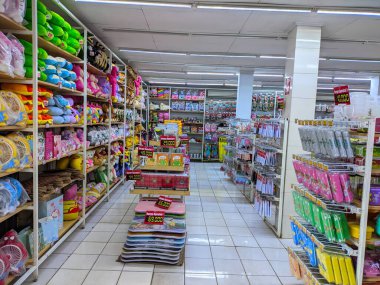 Mağazada çeşitli ürün ve aksesuarlara sahip raflar