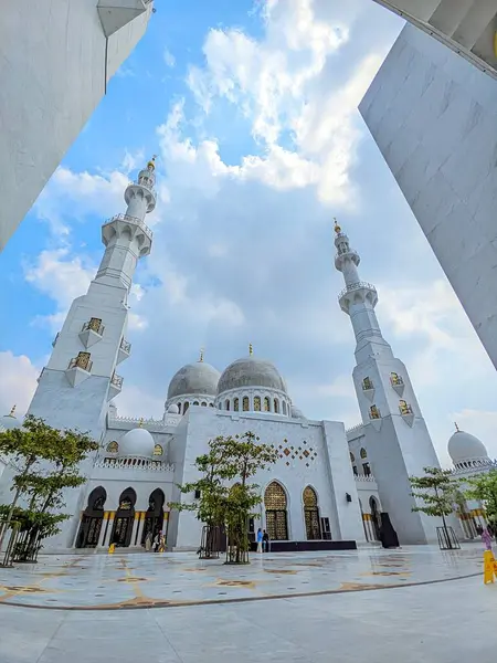 Arka planda şehrin en ünlü simgesi olan camii..