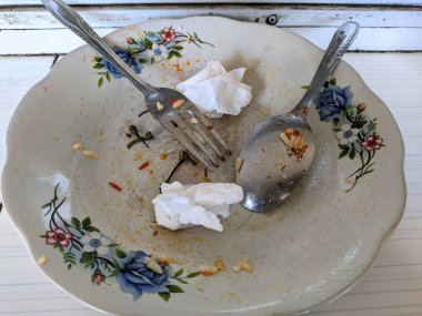 Çatallı boş tabak, çatallı bıçak ve bıçaklı.