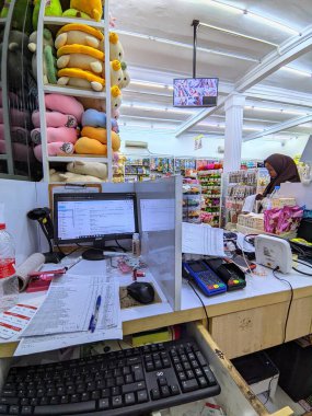 Bir mağazada bir sürü farklı ürün var.