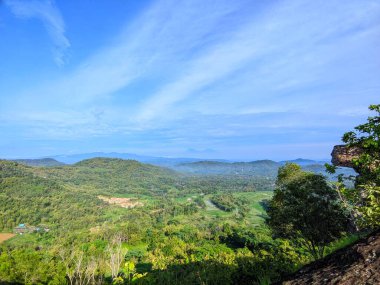 Mavi gökyüzü ile güzel dağ manzarası