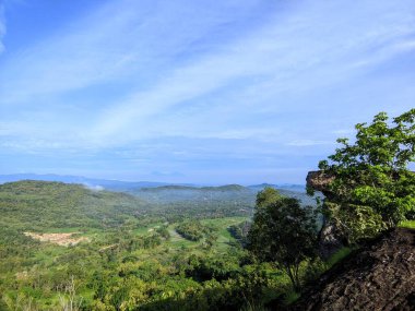 Dağları ve bulutları olan güzel bir manzara