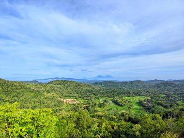 Dağlarda dağları olan güzel bir manzara.