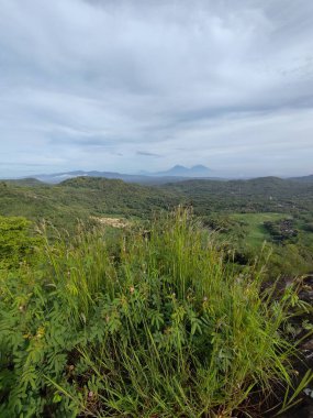 Bir dağ ve gölü olan güzel bir manzara.