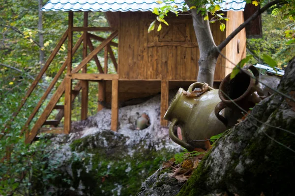 Faház Egy Kövön Kancsók Erdőben — Stock Fotó