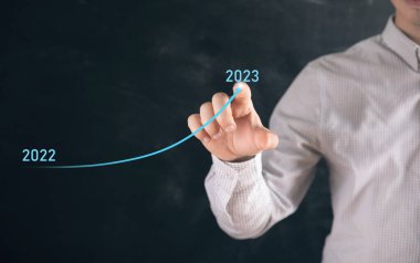 İş adamı el çizimi 2022 'den 2023' e yükselen ok için Mutlu Noeller ve mutlu yıllar konsepti için.