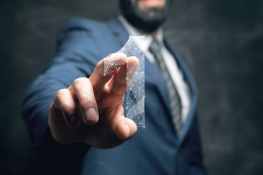 İnternetten resimli numara 1. Ekranda tıklayan adam