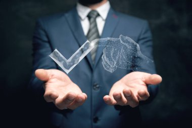 El, internetteki işaretin üzerine tıklıyor. Elinde tutan adam.