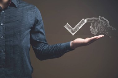 El, internetteki işaretin üzerine tıklıyor. Elinde tutan adam.