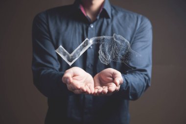 El, internetteki işaretin üzerine tıklıyor. Elinde tutan adam.