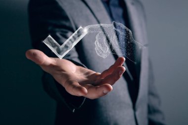 El, internetteki işaretin üzerine tıklıyor. Elinde tutan adam.