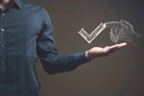 El, internetteki işaretin üzerine tıklıyor. Elinde tutan adam.