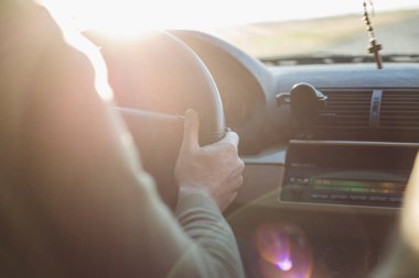 Bir arabayı kullanan adam. Arkadan Görünüm