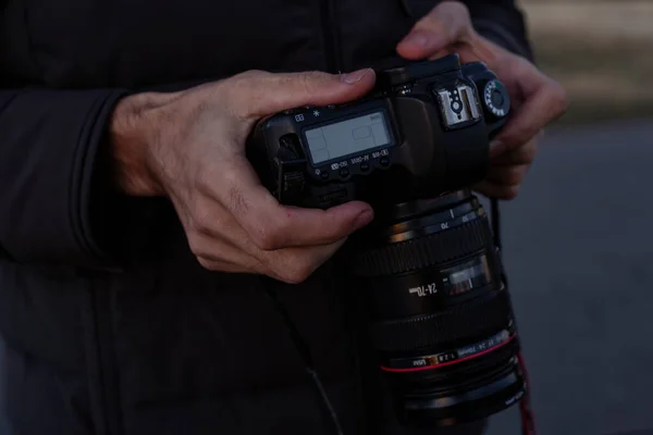 Photographer Holding Camera His Hand — Stock Photo, Image