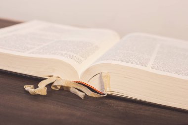 Tahta bir masanın üzerinde açık bir kitap