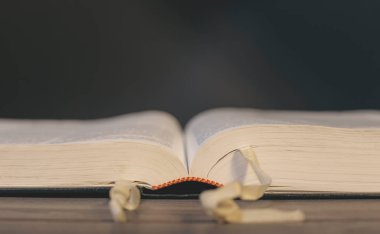 Tahta bir masanın üzerinde açık bir kitap