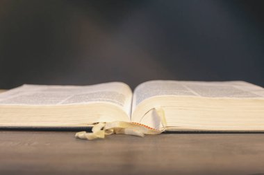 Tahta bir masanın üzerinde açık bir kitap