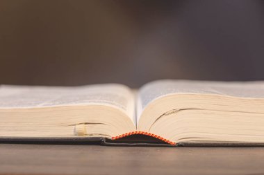 Tahta bir masanın üzerinde açık bir kitap