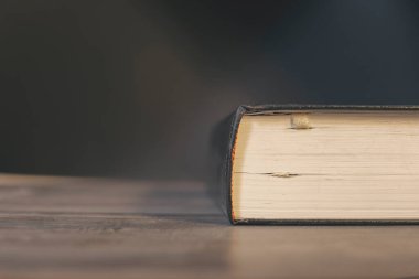 Ahşap bir masa üzerinde kapalı kitap