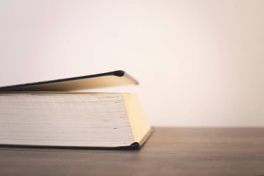 Ahşap bir masa üzerinde kapalı kitap