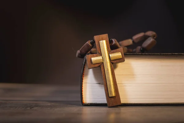 Книга Крест Деревянном Столе — стоковое фото