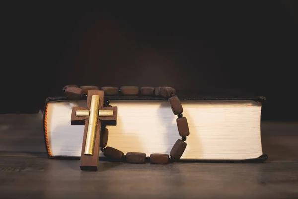 书和十字架在一张木制桌子上 — 图库照片