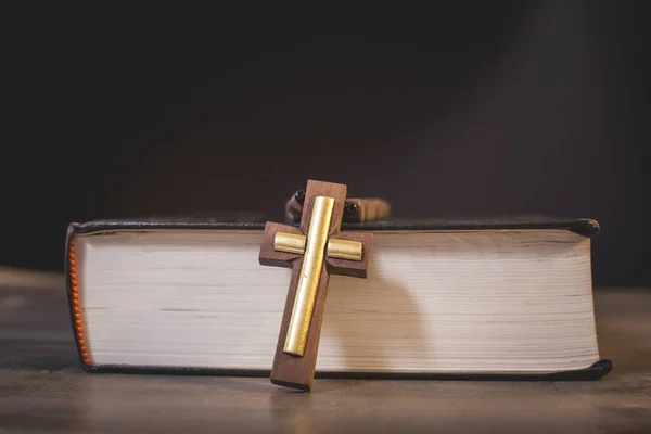 Книга Крест Деревянном Столе — стоковое фото