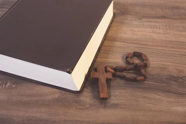 Książka Krzyż Drewnianym Stole — Zdjęcie stockowe