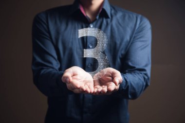 Ağdan üç numara. Elinde tutan adam.