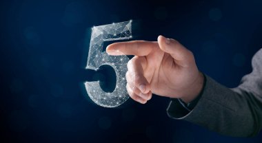 Kaleden 5 numara. Ekranda tıklayan adam