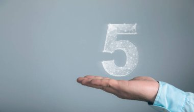 Kaleden 5 numara. Elinde tutan adam.