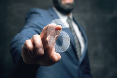 Altı Numara ağdan. Ekrana basan adam