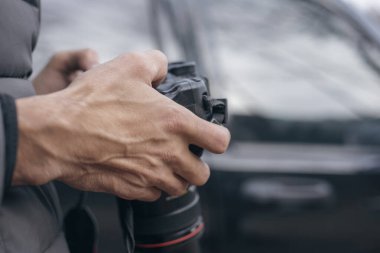 Elinde kamera tutan bir fotoğrafçı.