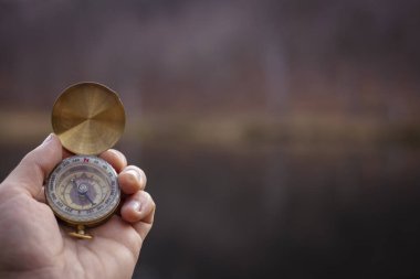 Gün boyunca gölün arka planında bir pusula tutar