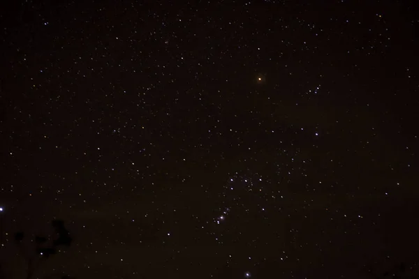 Gecenin Geç Saatlerinde Parlak Yıldızlı Gökyüzü — Stok fotoğraf