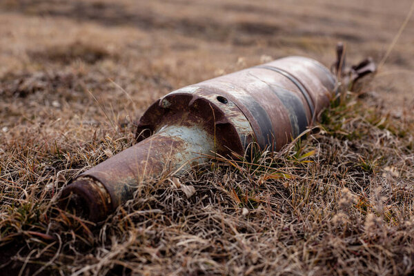 Старый металлический снаряд на земле
